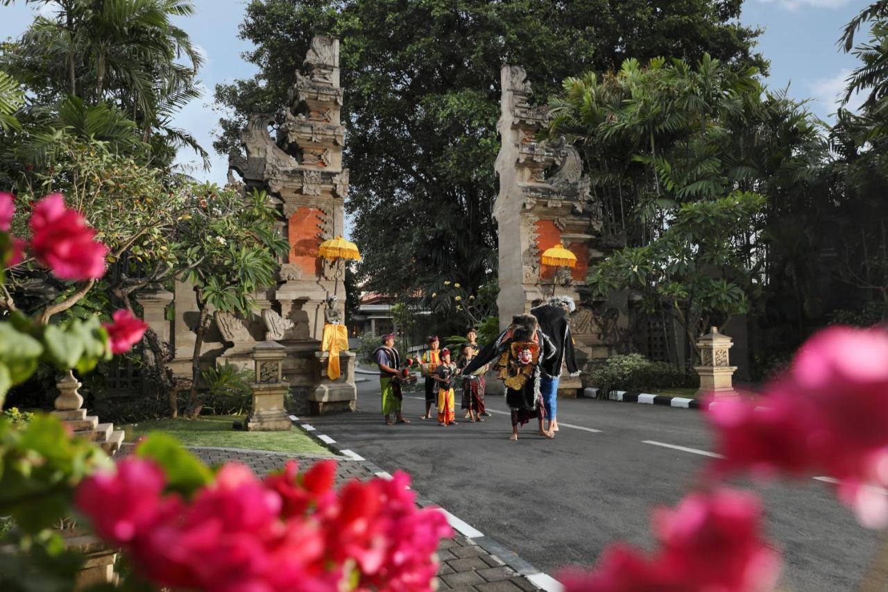 巴厘岛王朝假日酒店 庫塔 外观 照片 The gate of Pura Lingsar