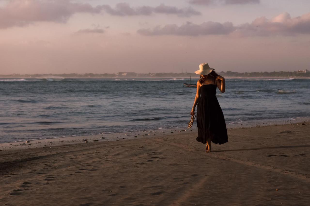 巴厘岛王朝假日酒店 庫塔 外观 照片 Sunset at the beach