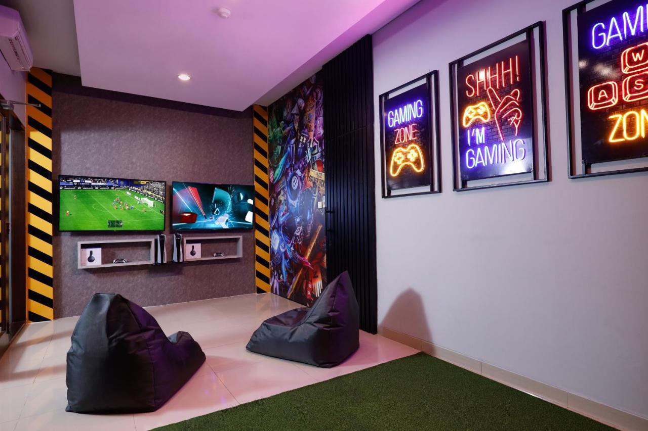 巴厘岛王朝假日酒店 庫塔 外观 照片 The gaming room at the 2016 FIFA Club World Cup