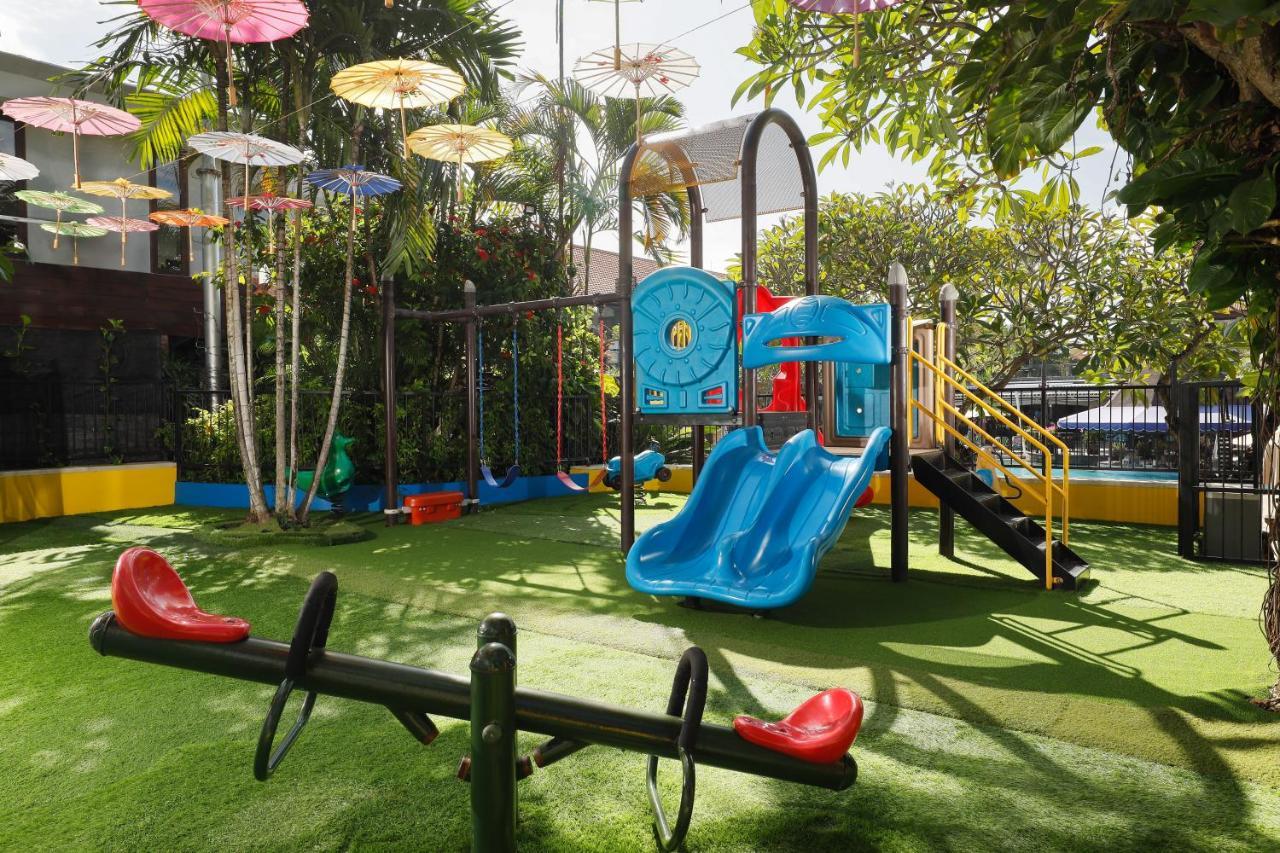 巴厘岛王朝假日酒店 庫塔 外观 照片 Playground at the hotel