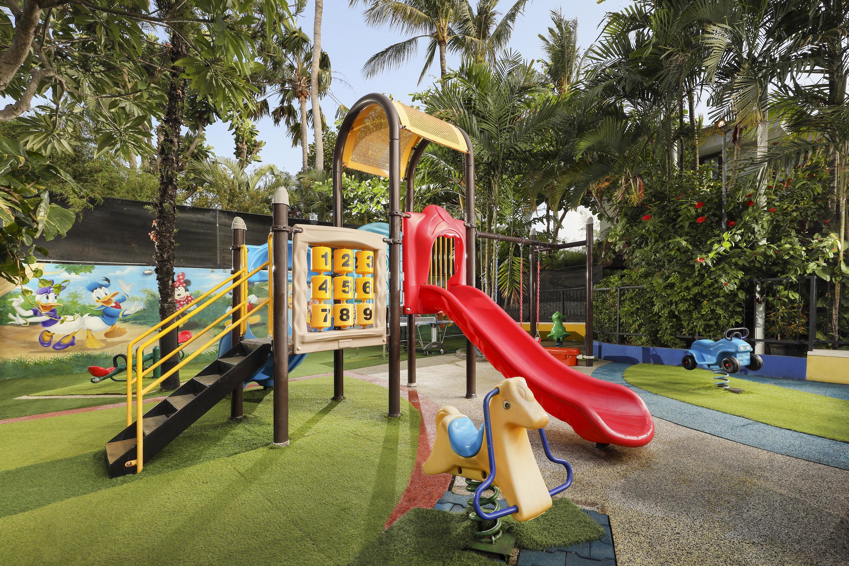 巴厘岛王朝假日酒店 庫塔 外观 照片 Playground at the hotel