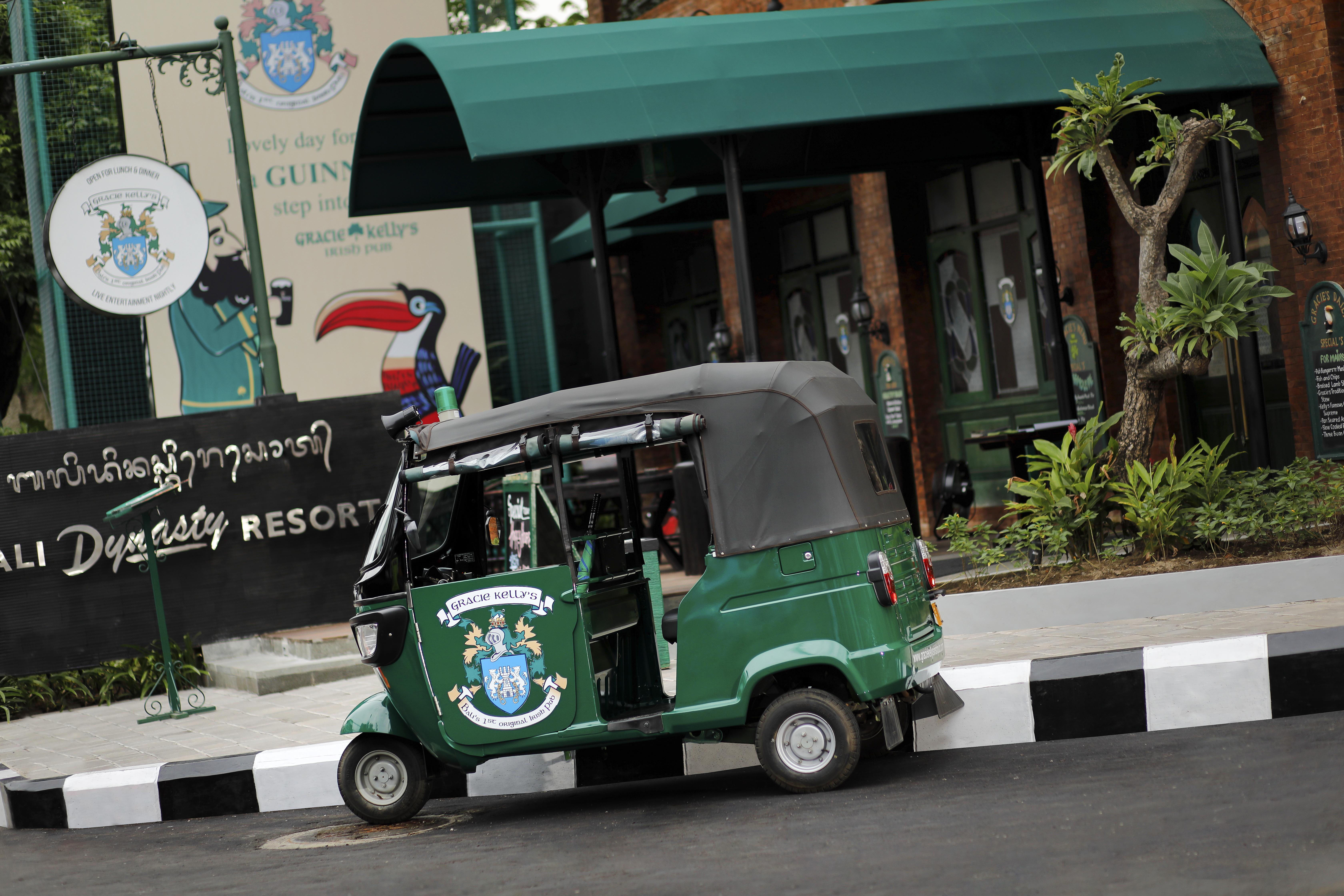 巴厘岛王朝假日酒店 庫塔 外观 照片 A tuk-tuk in Vientiane