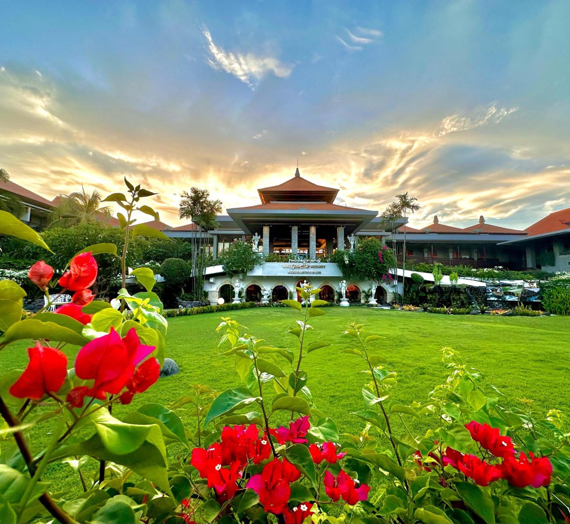 巴厘岛王朝假日酒店 庫塔 外观 照片 The main building of the university