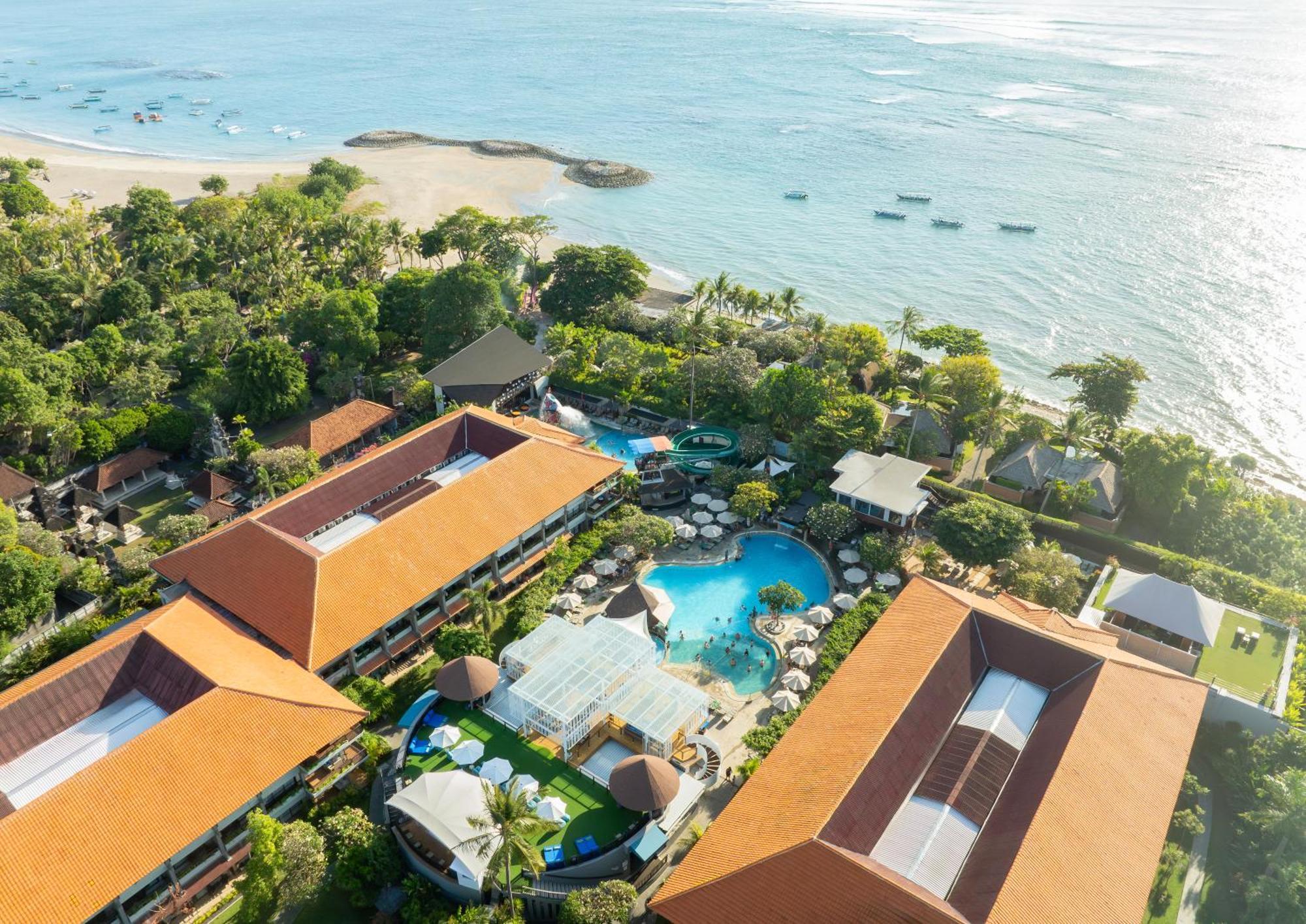 巴厘岛王朝假日酒店 庫塔 外观 照片 Aerial view of the resort