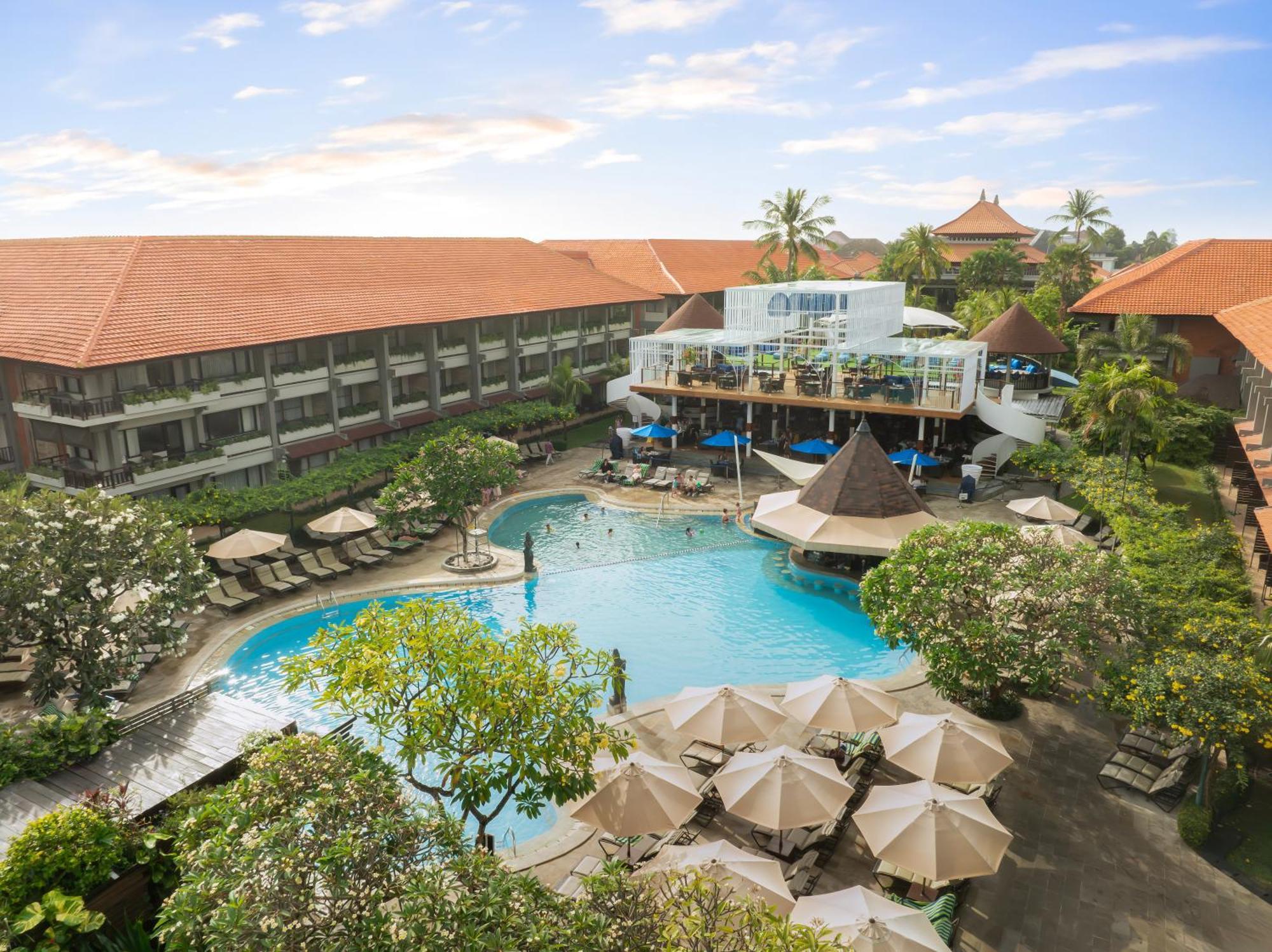 巴厘岛王朝假日酒店 庫塔 外观 照片 The pool at the hotel